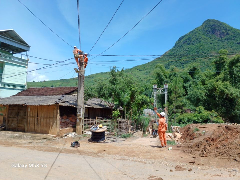 Gần 900 khách hàng thuộc 10 trạm biến áp ở vùng lũ Sơn La vẫn đang mất điện